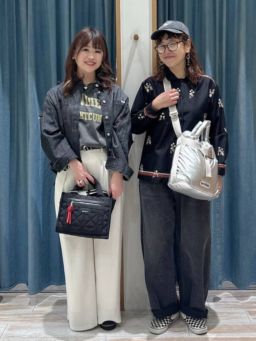 ブラック系のショルダーバッグ、シルバー系のトートバッグ、グレー系のデニムパンツを着用したレディースの冬コーディネートの4枚目の写真