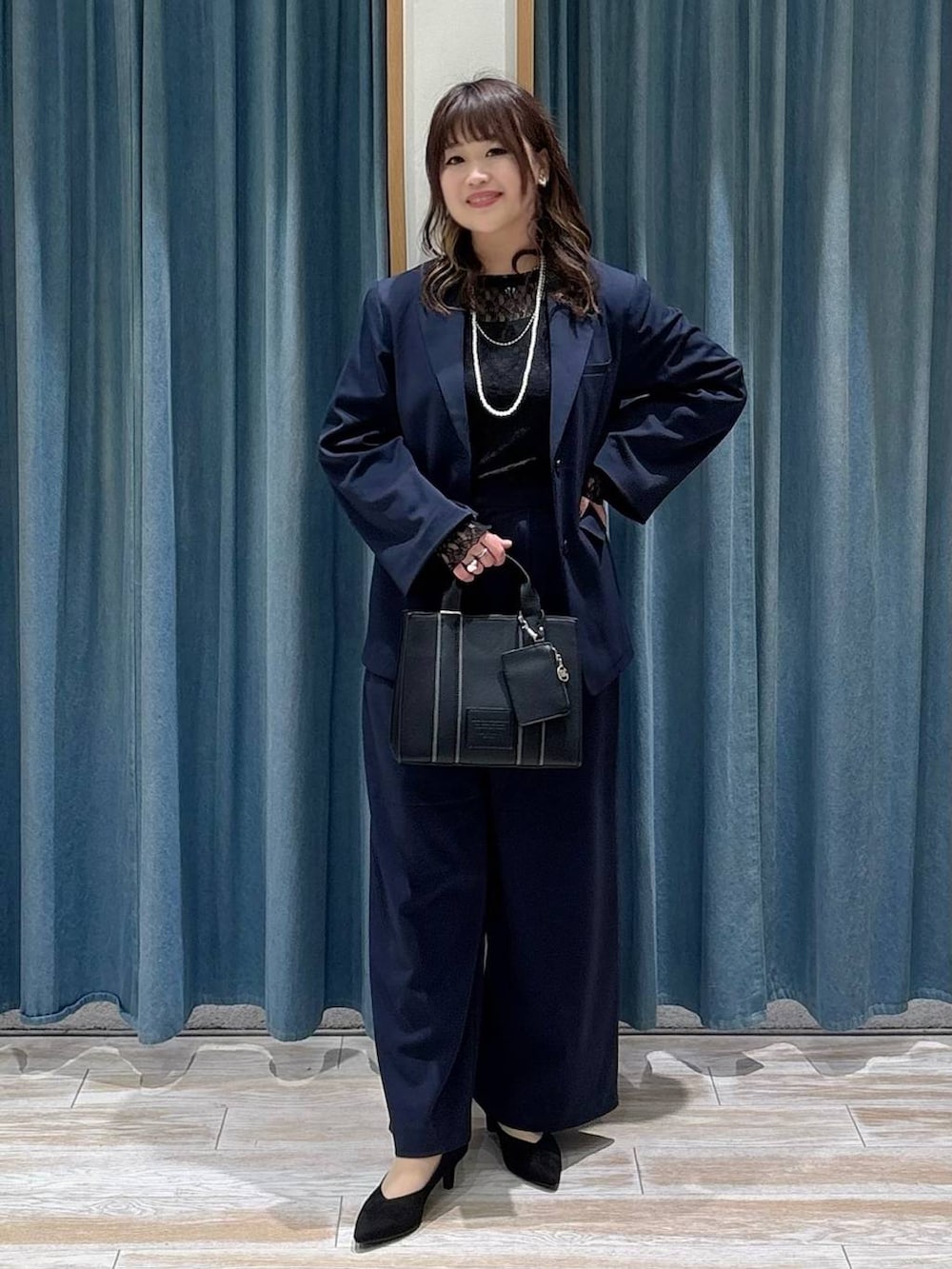 その他のパンプス、ブラック系のTシャツ/カットソー、ブルー系のテーラードジャケットを着用したレディースの冬コーディネートの4枚目の写真