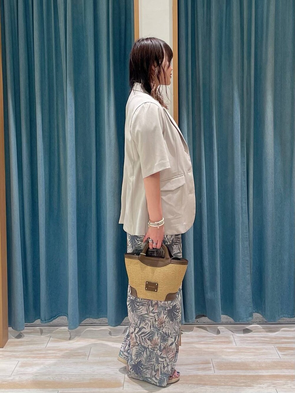ブラウン系のショルダーバッグ、グリーン系のその他パンツ、ベージュ系のテーラードジャケットを着用したレディースの春コーディネートの2枚目の写真