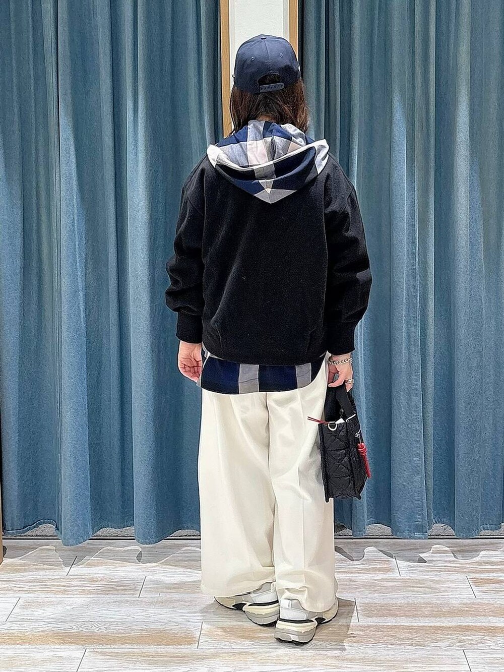 ブラック系のショルダーバッグ、ベージュ系のその他パンツ、ブルー系のシャツ/ブラウスを着用したレディースの冬コーディネートの3枚目の写真