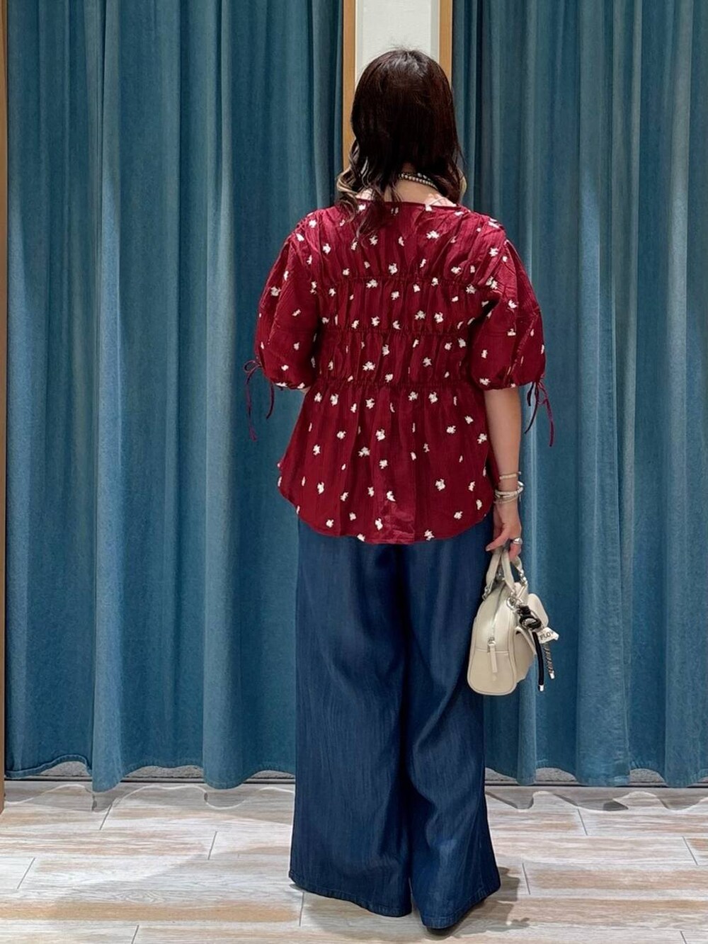 シルバー系のサンダル、ブルー系のその他パンツ、レッド系のシャツ/ブラウスを着用したレディースの夏コーディネートの3枚目の写真