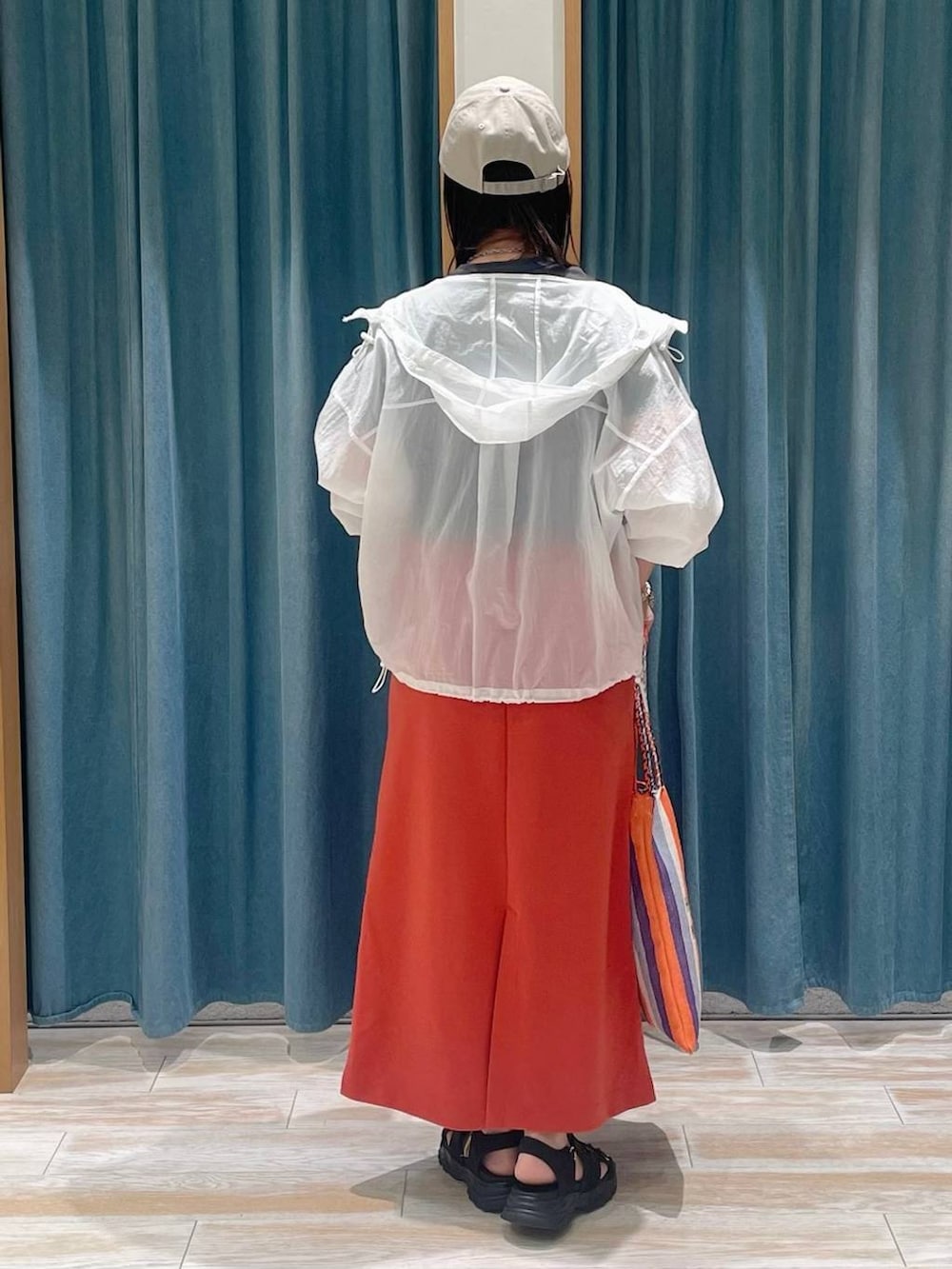 グレー系のTシャツ/カットソー、パープル系のトートバッグ、ホワイト系のナイロンジャケットを着用したレディースの春コーディネートの3枚目の写真