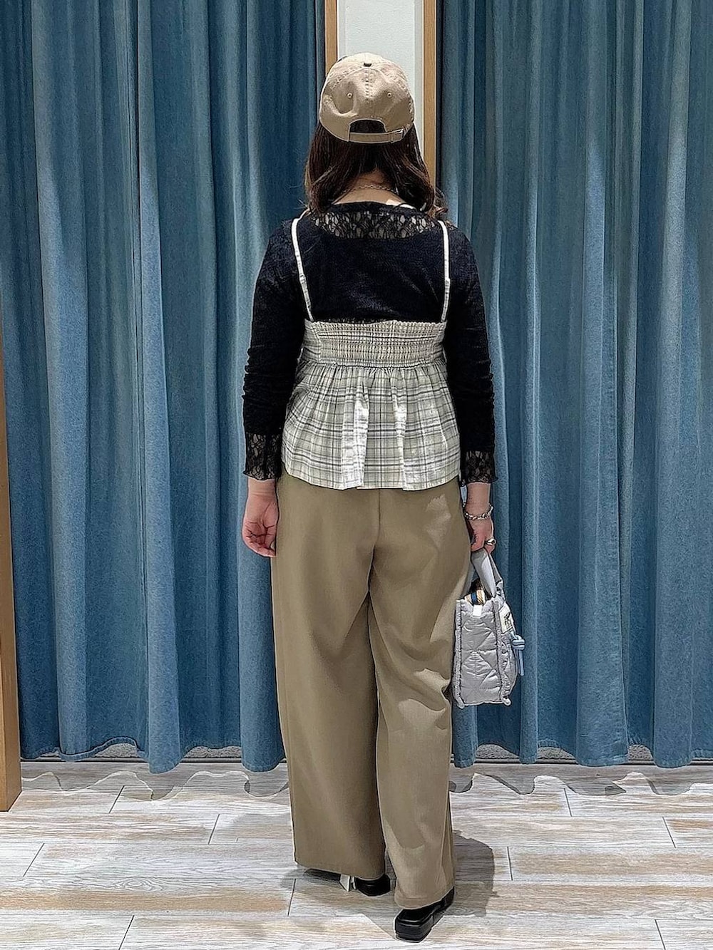 グレー系のショルダーバッグ、ブラック系のTシャツ/カットソー、ブラック系のパンプスを着用したレディースの春コーディネートの3枚目の写真