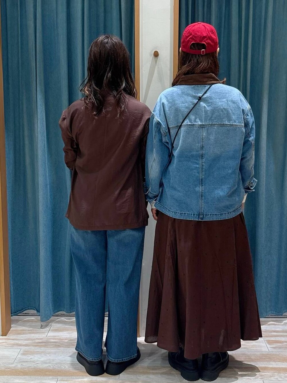 ブラウン系のショルダーバッグ、ブラック系のキャミソール、ホワイト系のTシャツ/カットソーを着用したレディースの秋コーディネートの3枚目の写真