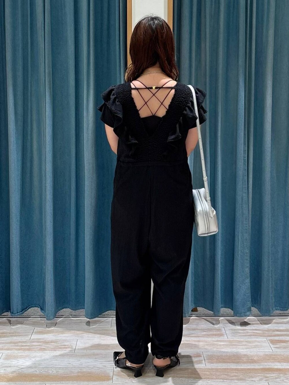 ブラック系のキャミソール、シルバー系のショルダーバッグ、ブラック系のその他シューズを着用したレディースの夏コーディネートの3枚目の写真