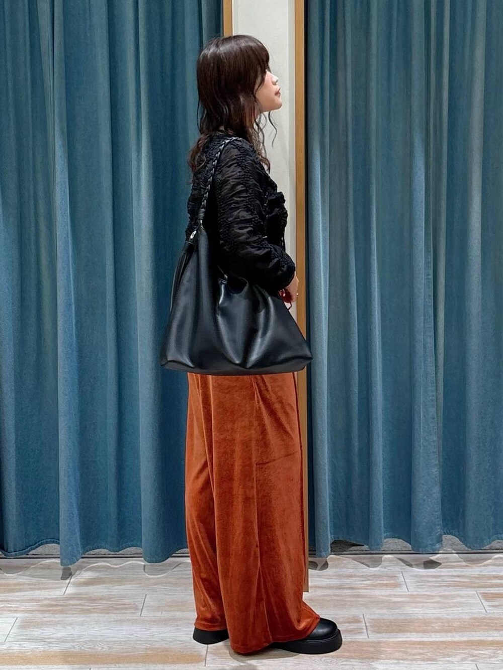 ブラック系のキャミソール、ブラック系のサンダル、ブラック系のトートバッグを着用したレディースの秋コーディネートの2枚目の写真