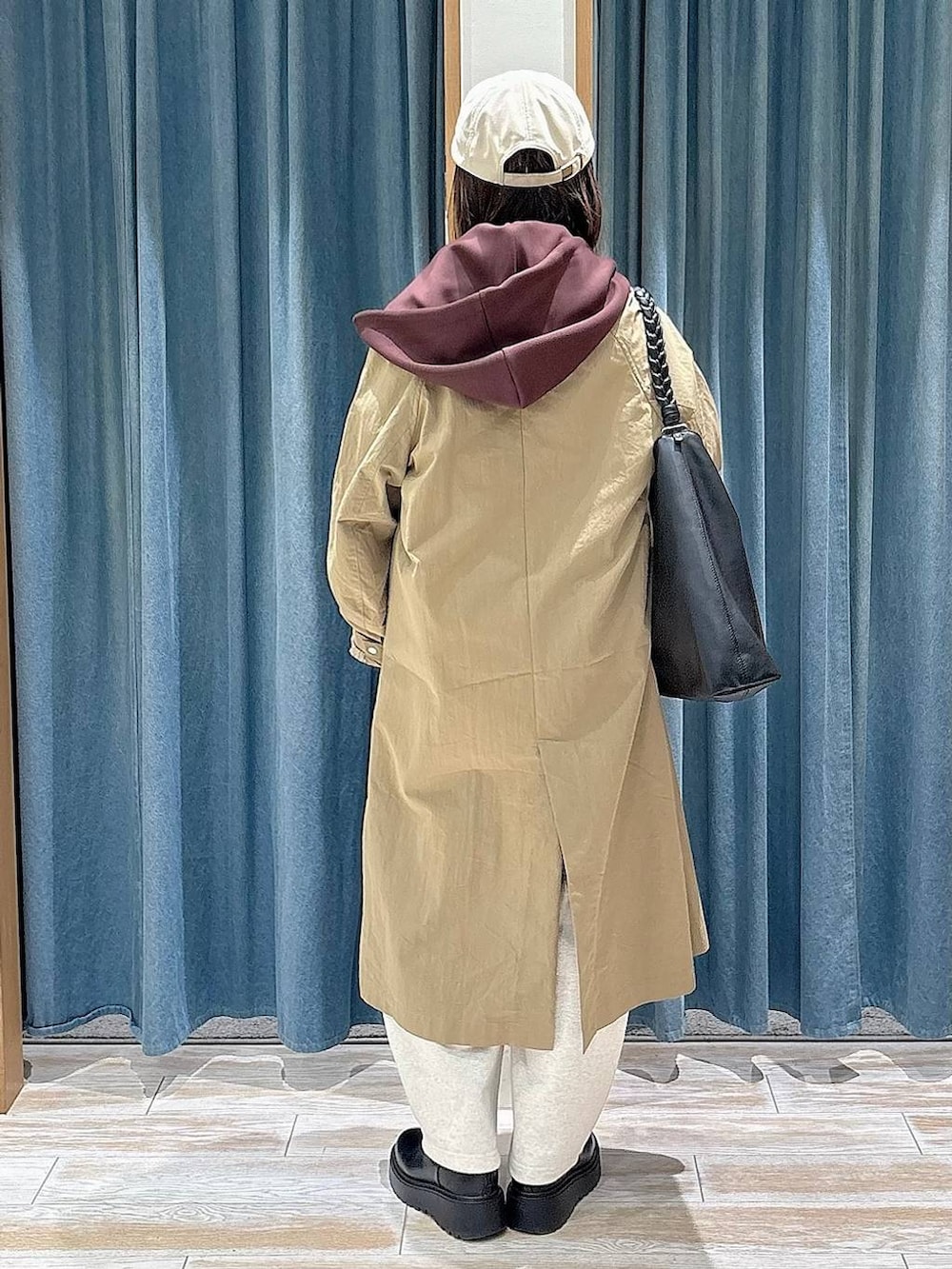 ブラック系のトートバッグ、ブラック系のブーツ、ブラック系のTシャツ/カットソーを着用したレディースの冬コーディネートの3枚目の写真