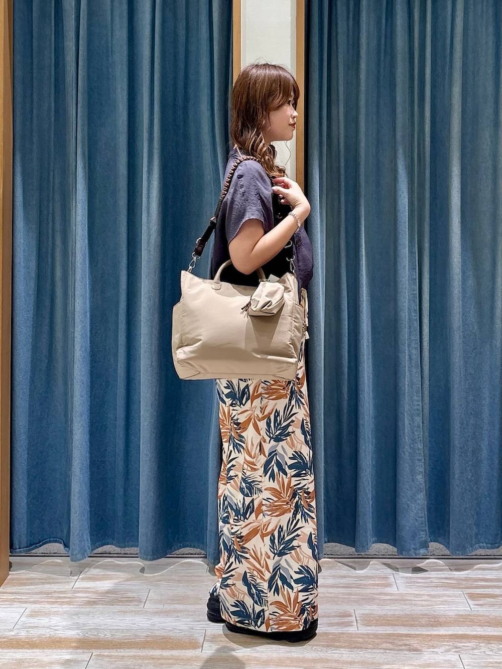 グレー系のシャツ/ブラウス、ベージュ系のトートバッグ、ブラウン系のその他パンツを着用したレディースの夏コーディネートの2枚目の写真
