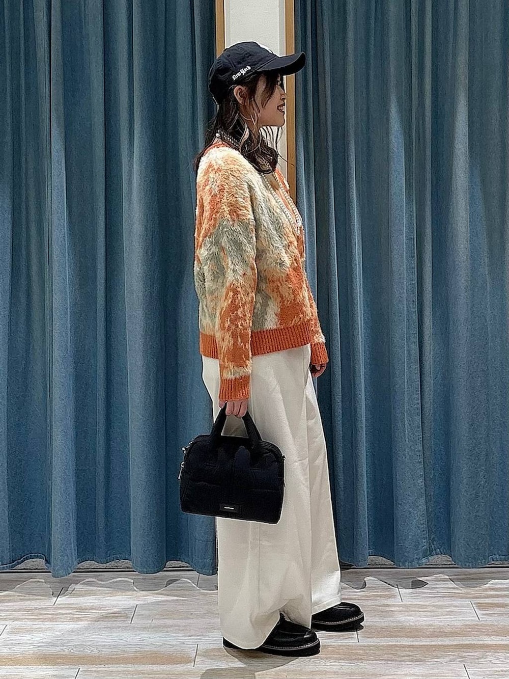 ベージュ系のその他パンツ、ブラック系のローファー、ブラック系のボストンバッグを着用したレディースの冬コーディネートの2枚目の写真