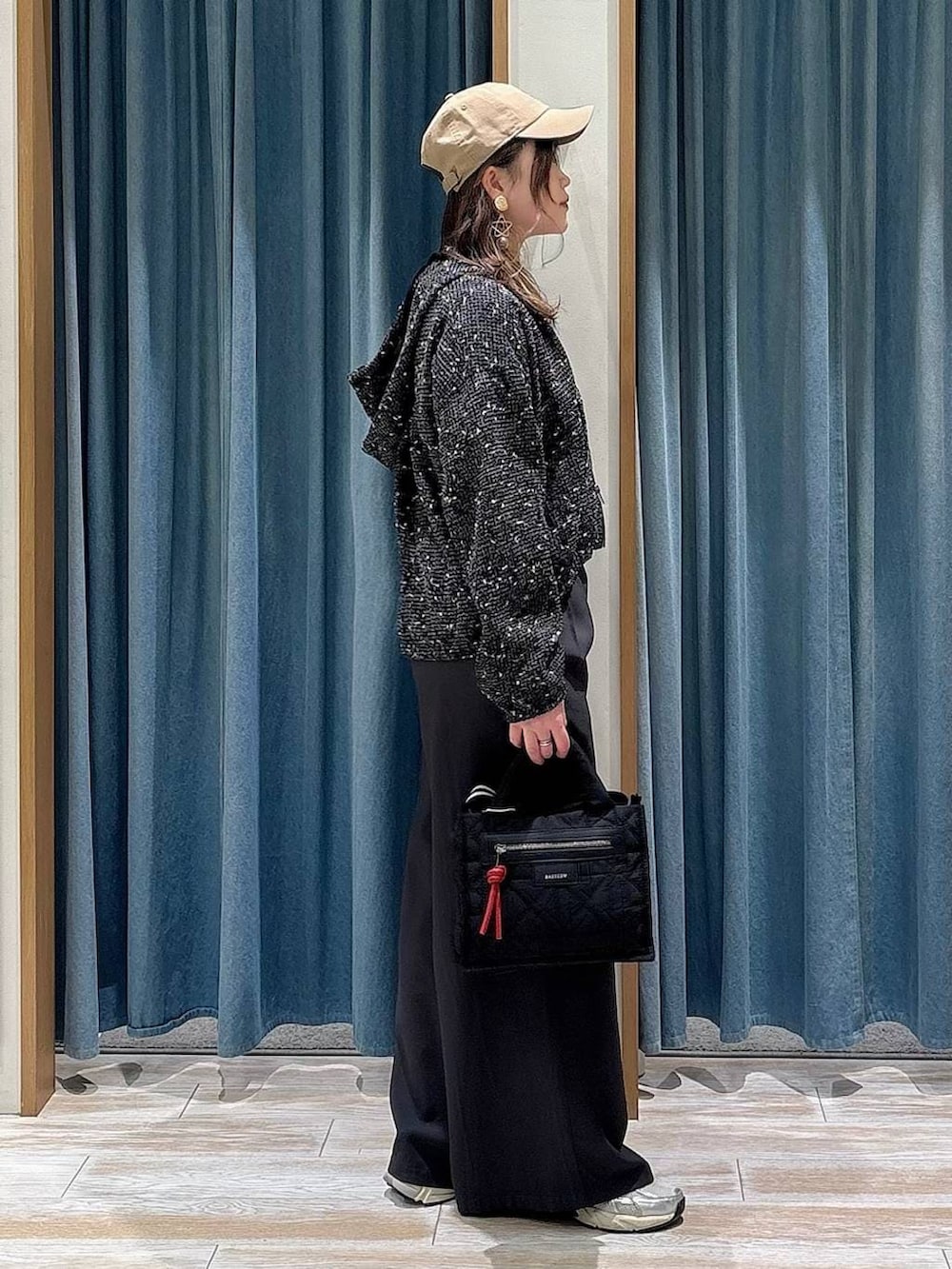 ブラック系のショルダーバッグ、グレー系のその他パンツ、ブラック系のブルゾンを着用したレディースの春コーディネートの2枚目の写真