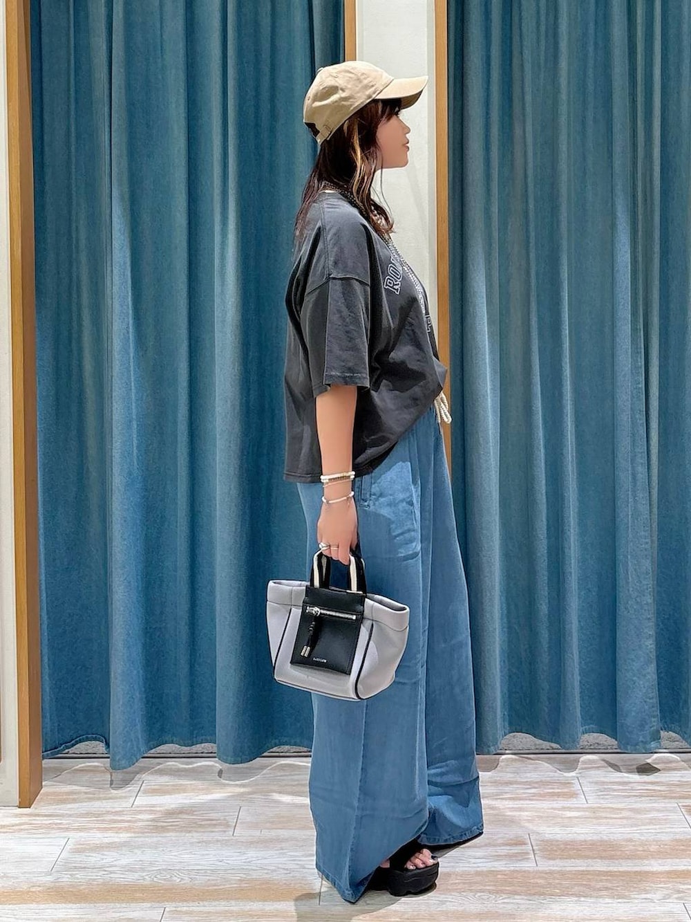 ブルー系のその他パンツ、グレー系のショルダーバッグ、グレー系のTシャツ/カットソーを着用したレディースの夏コーディネートの2枚目の写真