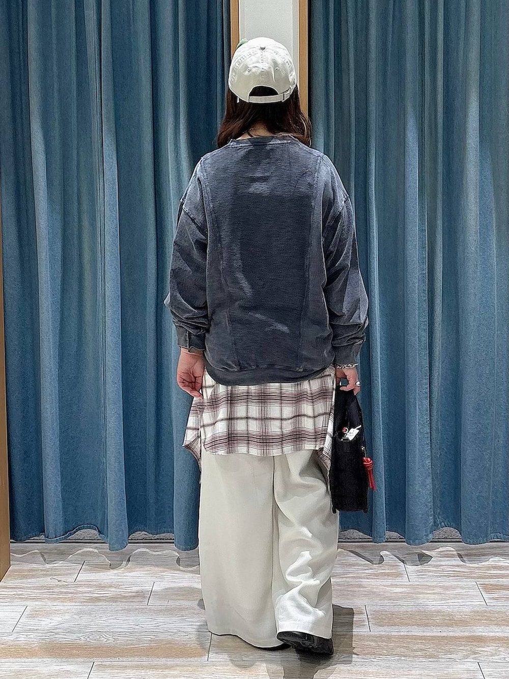 ブラック系のショルダーバッグ、ホワイト系のシャツ/ブラウス、ベージュ系のその他パンツを着用したレディースの春コーディネートの3枚目の写真