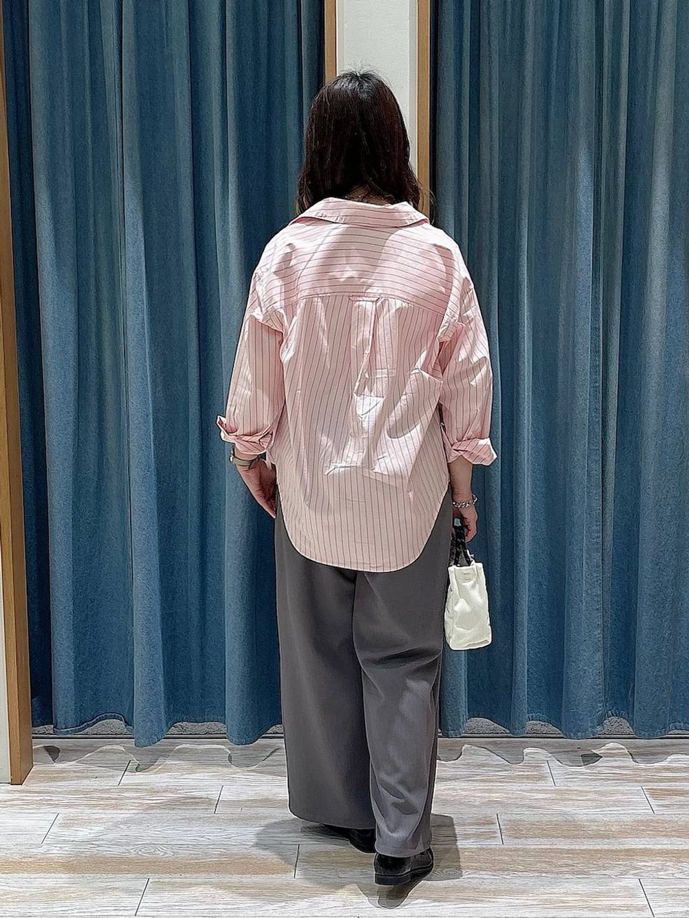 ブラック系のローファー、グレー系のその他パンツ、ピンク系のシャツ/ブラウスを着用したレディースの春コーディネートの2枚目の写真