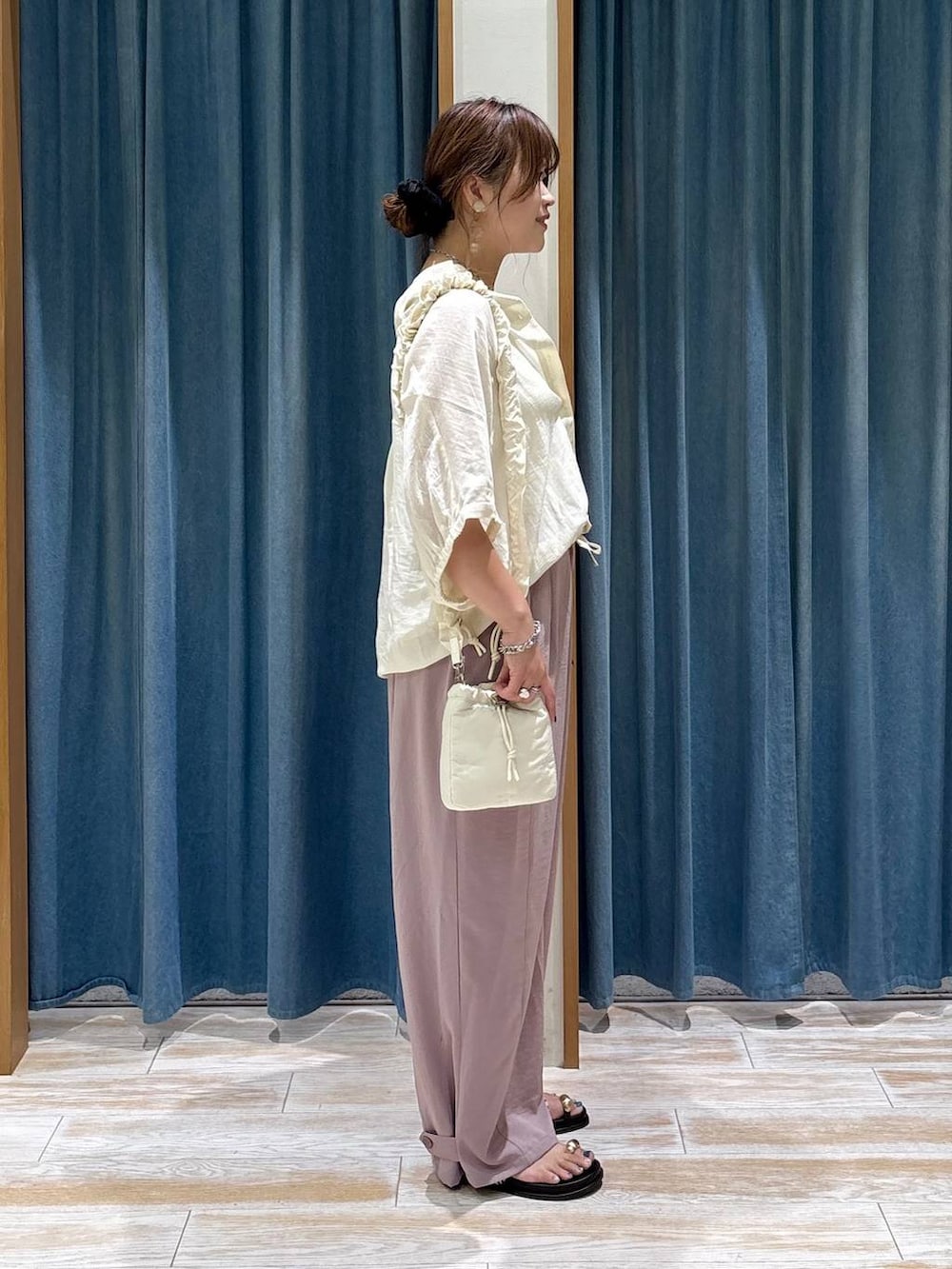 その他のサンダル、パープル系のその他パンツ、ホワイト系のショルダーバッグを着用したレディースの夏コーディネートの2枚目の写真