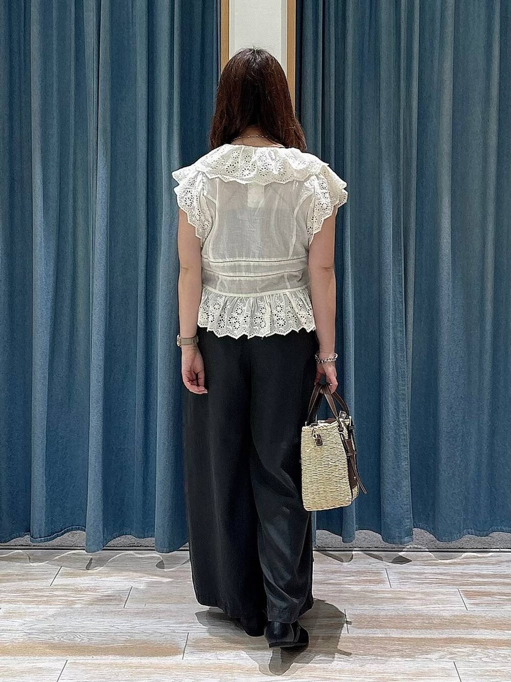 グレー系のその他パンツ、ブラウン系のショルダーバッグ、ブラック系のパンプスを着用したレディースの春コーディネートの3枚目の写真