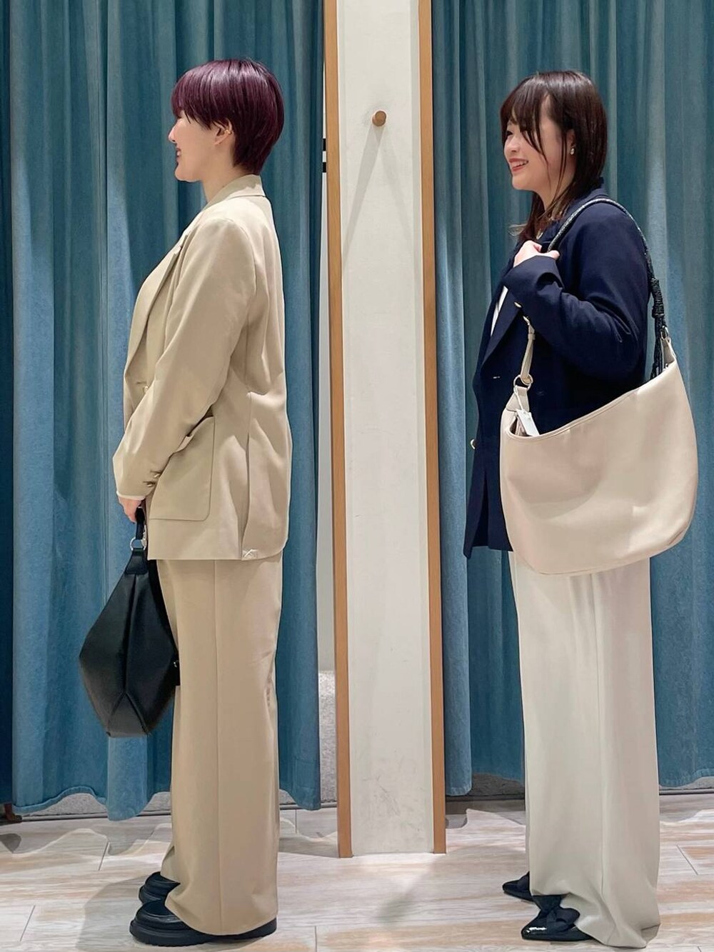 ホワイト系のニット/セーター、ベージュ系のその他パンツ、ベージュ系のテーラードジャケットを着用したレディースの冬コーディネートの4枚目の写真