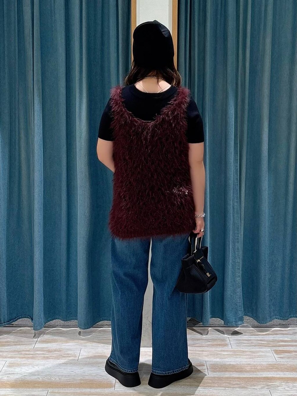 ブラック系のショルダーバッグ、ブラック系のサンダル、ブラック系のニット/セーターを着用したレディースの秋コーディネートの3枚目の写真