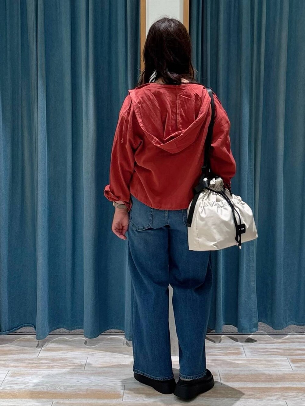 ホワイト系のトートバッグ、ブラック系のサンダル、ブラック系のニット/セーターを着用したレディースの秋コーディネートの3枚目の写真