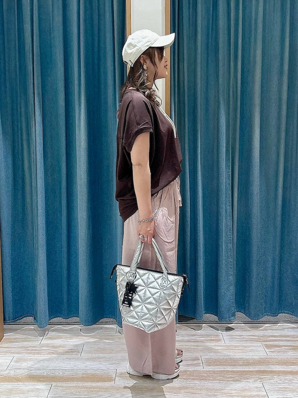 パープル系のその他パンツ、グレー系のサンダル、シルバー系のトートバッグを着用したレディースの春コーディネートの2枚目の写真