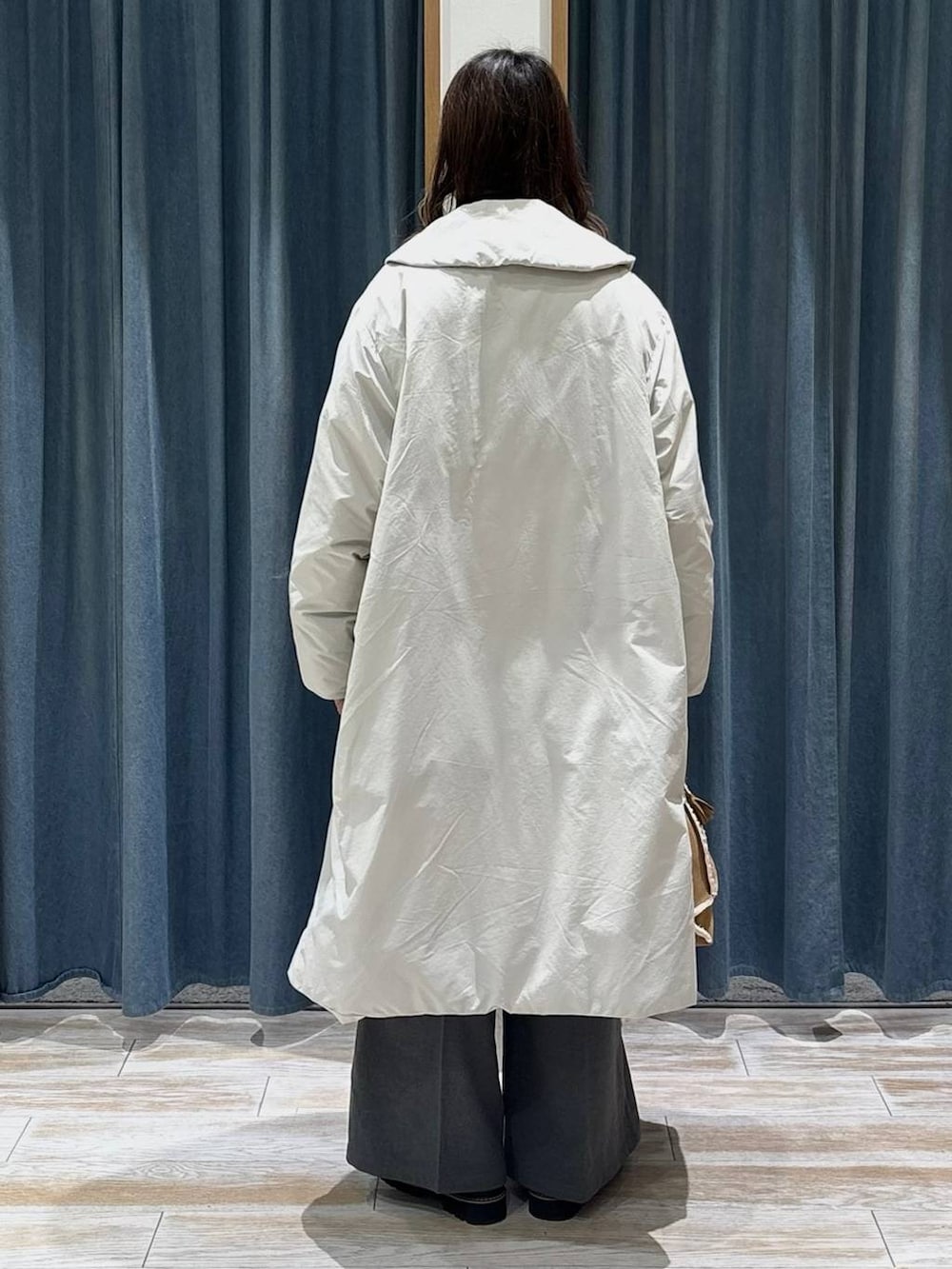 グレー系のその他パンツ、ブラック系のローファー、イエロー系のショルダーバッグを着用したレディースの秋コーディネートの3枚目の写真