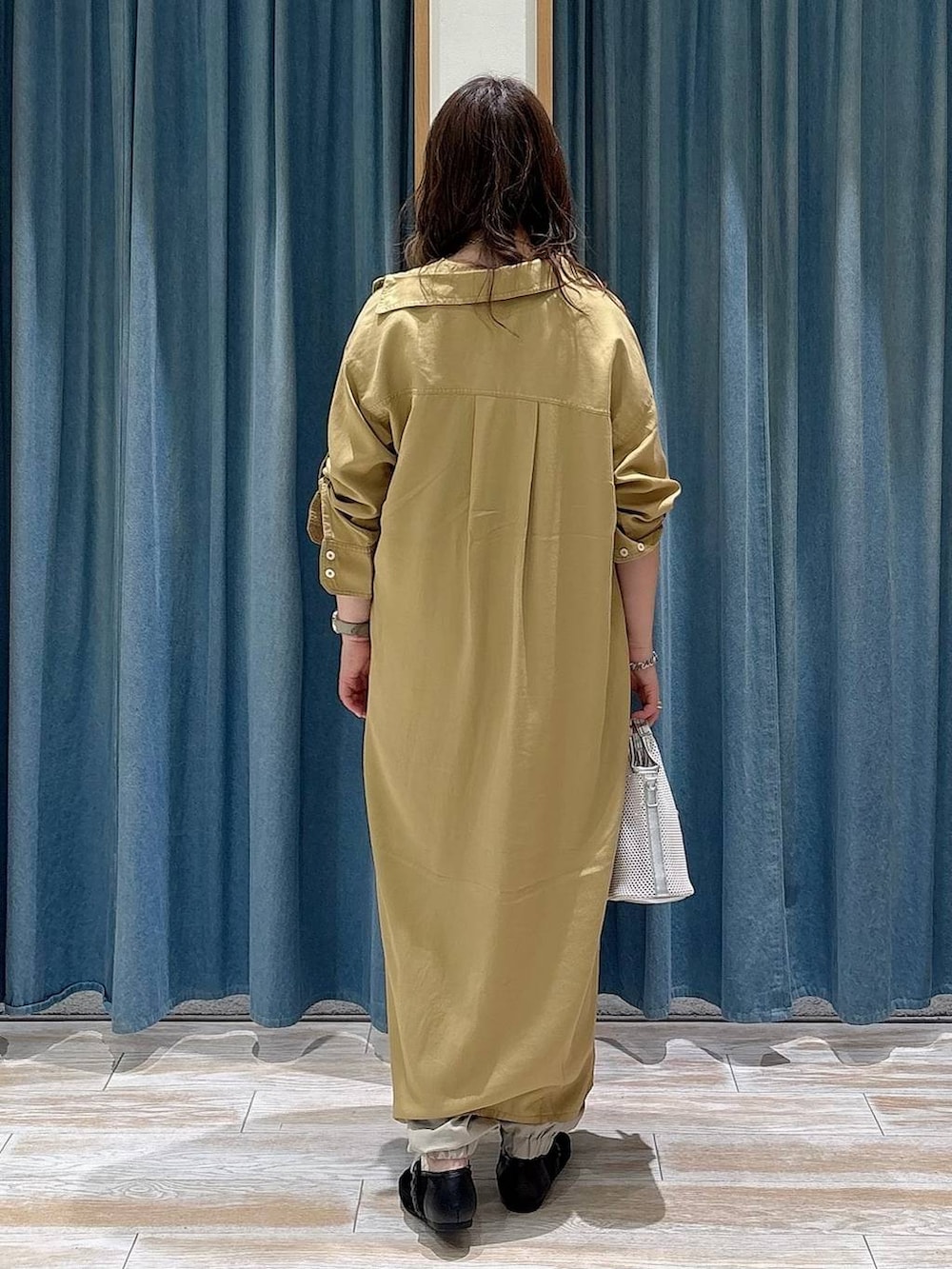 ブラック系のタンクトップ、ベージュ系のその他パンツ、グレー系のショルダーバッグを着用したレディースの春コーディネートの3枚目の写真