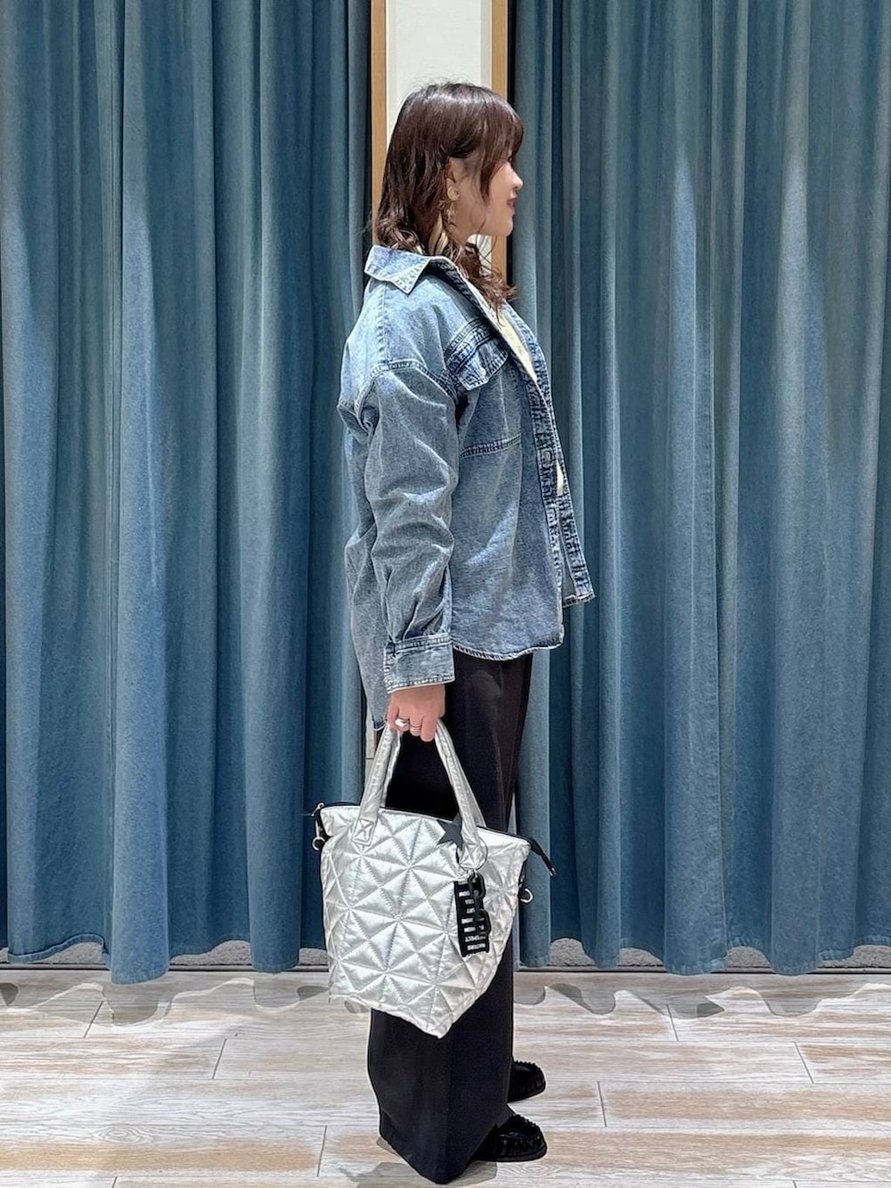 イエロー系のシャツ/ブラウス、ブラック系のローファー、ブルー系のシャツ/ブラウスを着用したレディースの春コーディネートの2枚目の写真