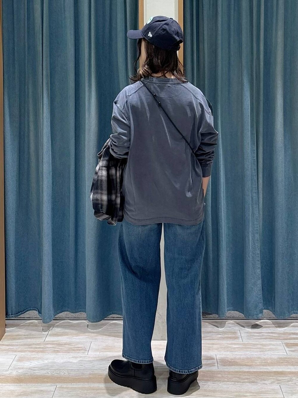 ブラウン系のショルダーバッグ、ブラック系のシャツ/ブラウス、ブルー系のTシャツ/カットソーを着用したレディースの秋コーディネートの3枚目の写真