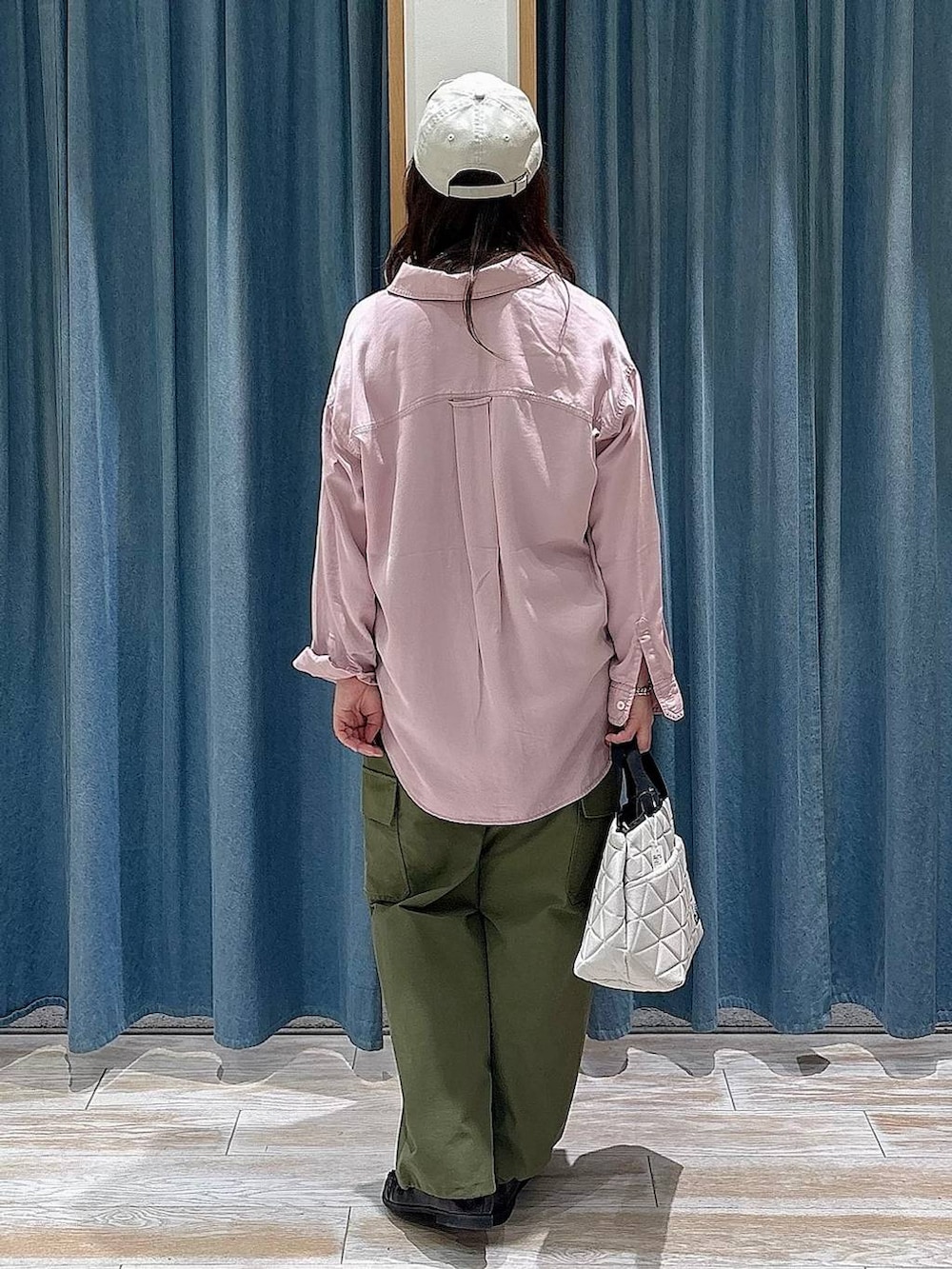 ベージュ系のトートバッグ、ピンク系のシャツ/ブラウス、ブラック系のローファーを着用したレディースの冬コーディネートの2枚目の写真