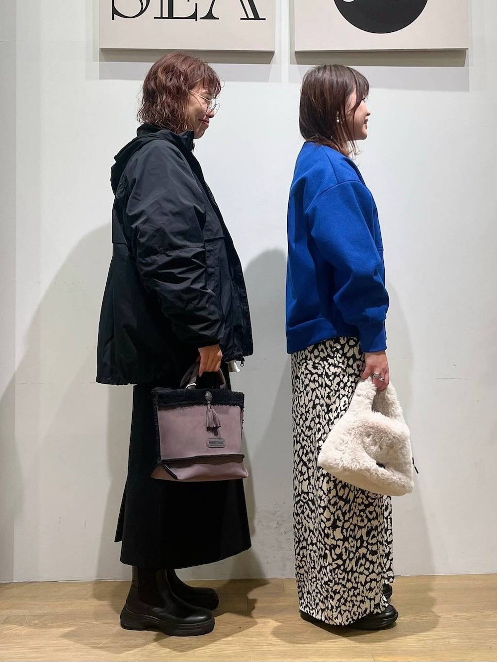 ブラック系のローファー、ブルー系のブルゾン、ブラック系のスカートを着用したレディースの秋コーディネートの2枚目の写真