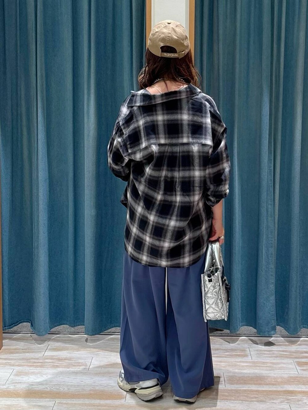 ホワイト系のキャミソール、シルバー系のショルダーバッグ、ブルー系のその他パンツを着用したレディースの夏コーディネートの3枚目の写真