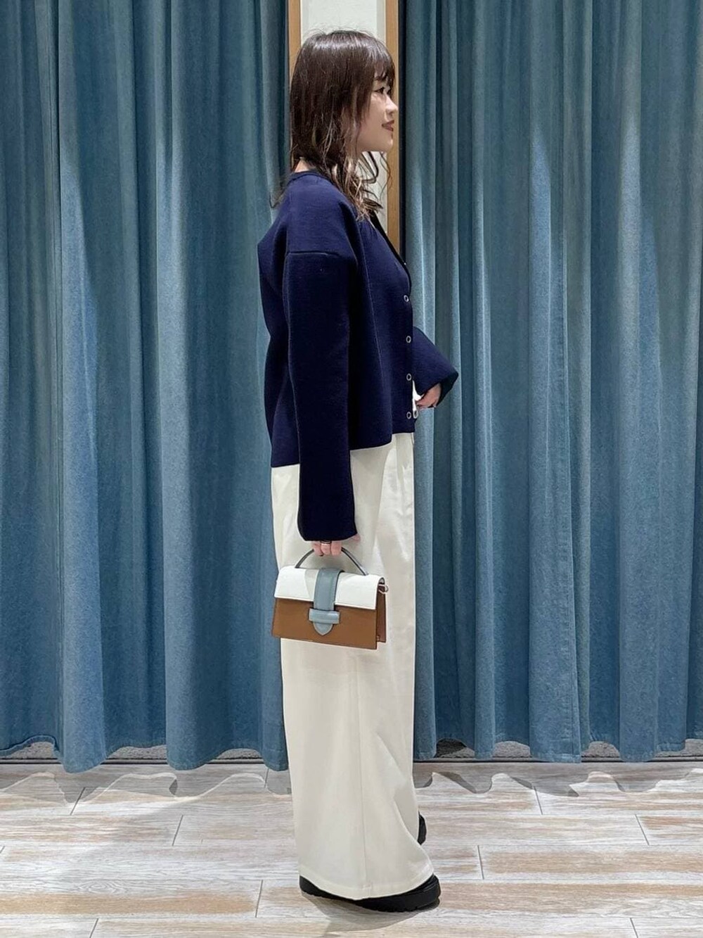 ベージュ系のその他パンツ、ブラック系のブーツ、ブラウン系のショルダーバッグを着用したレディースの冬コーディネートの2枚目の写真