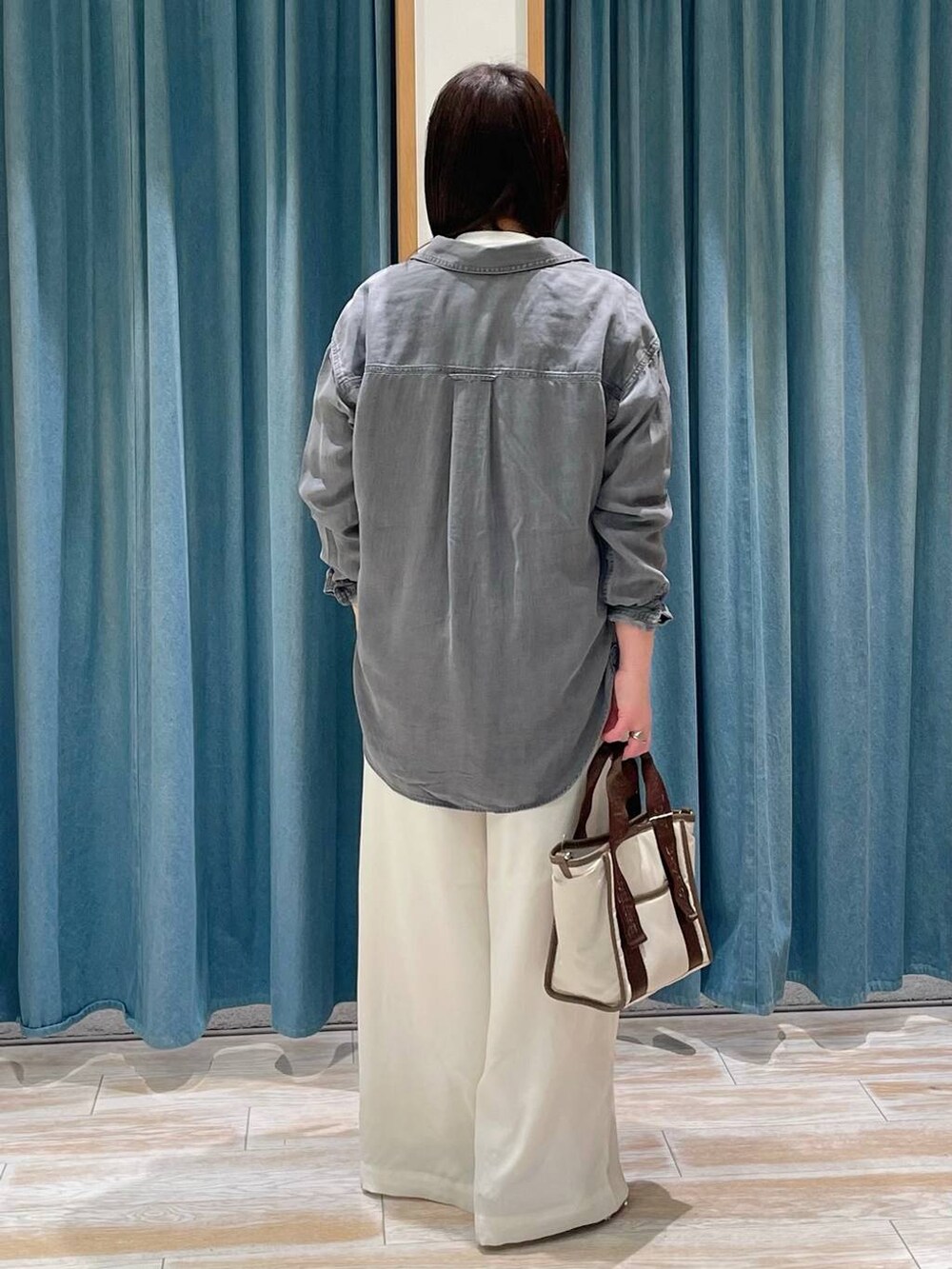 シルバー系のバレエシューズ、ベージュ系のトートバッグ、ホワイト系のTシャツ/カットソーを着用したレディースの春コーディネートの3枚目の写真