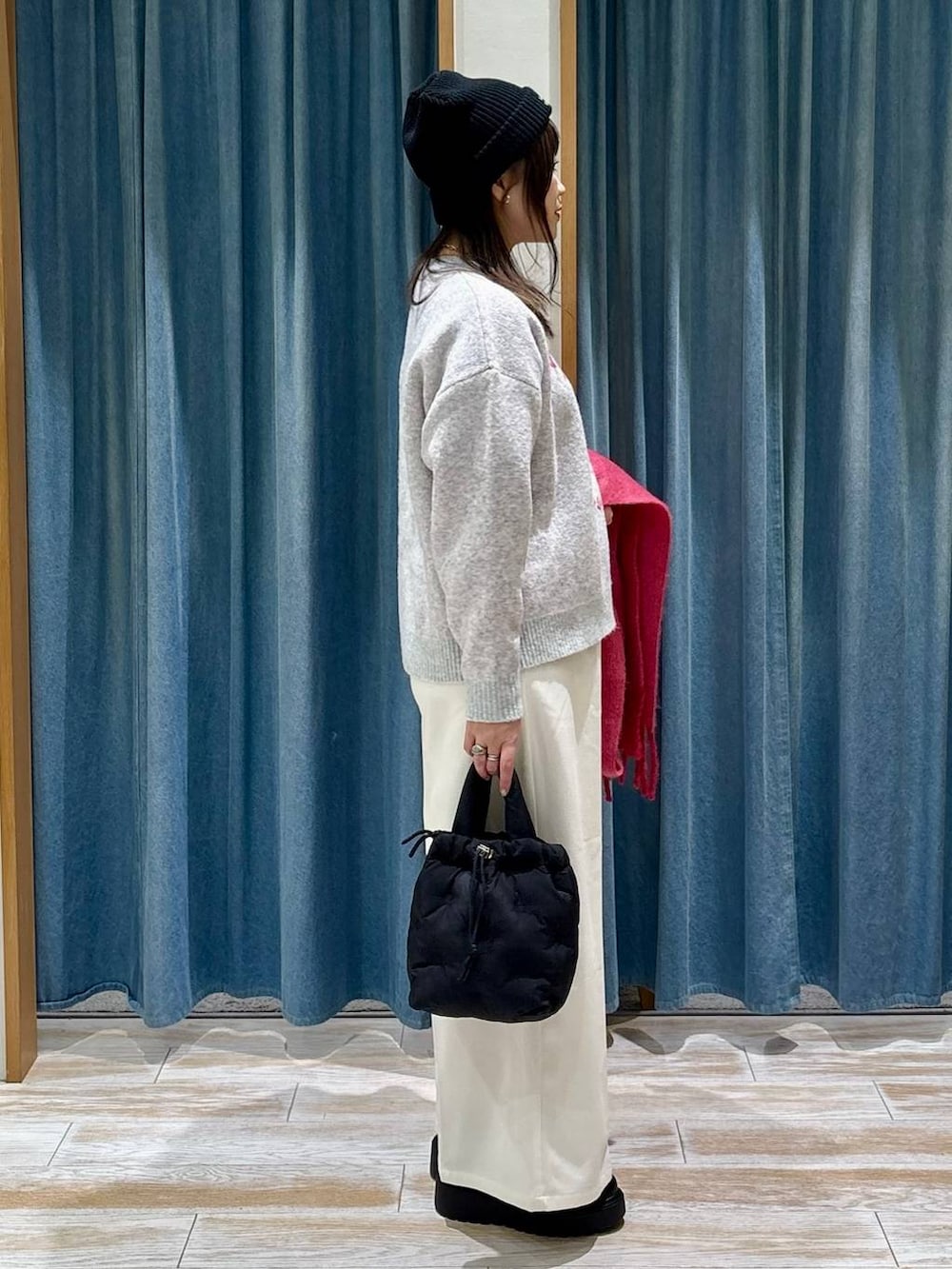 ベージュ系のその他パンツ、ブラック系のブーツ、ブラック系のショルダーバッグを着用したレディースの冬コーディネートの2枚目の写真