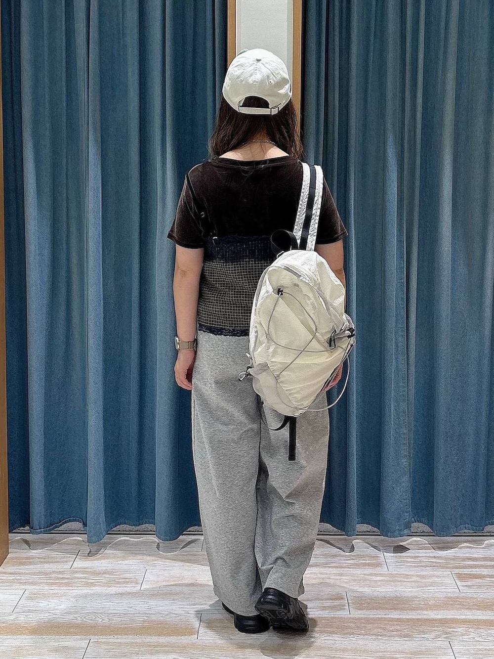 ブラック系のスニーカー、イエロー系のキャミソール、グレー系のスウェットパンツを着用したレディースの夏コーディネートの3枚目の写真
