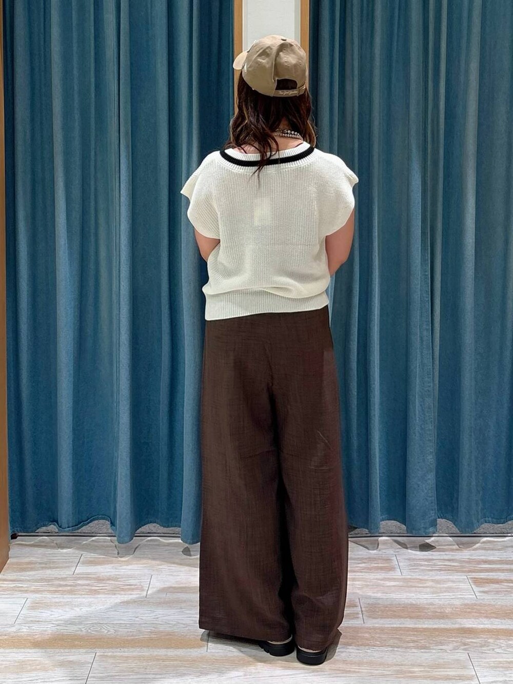 ホワイト系のトートバッグ、ブラウン系のサンダル、ブラウン系のその他パンツを着用したレディースの夏コーディネートの3枚目の写真