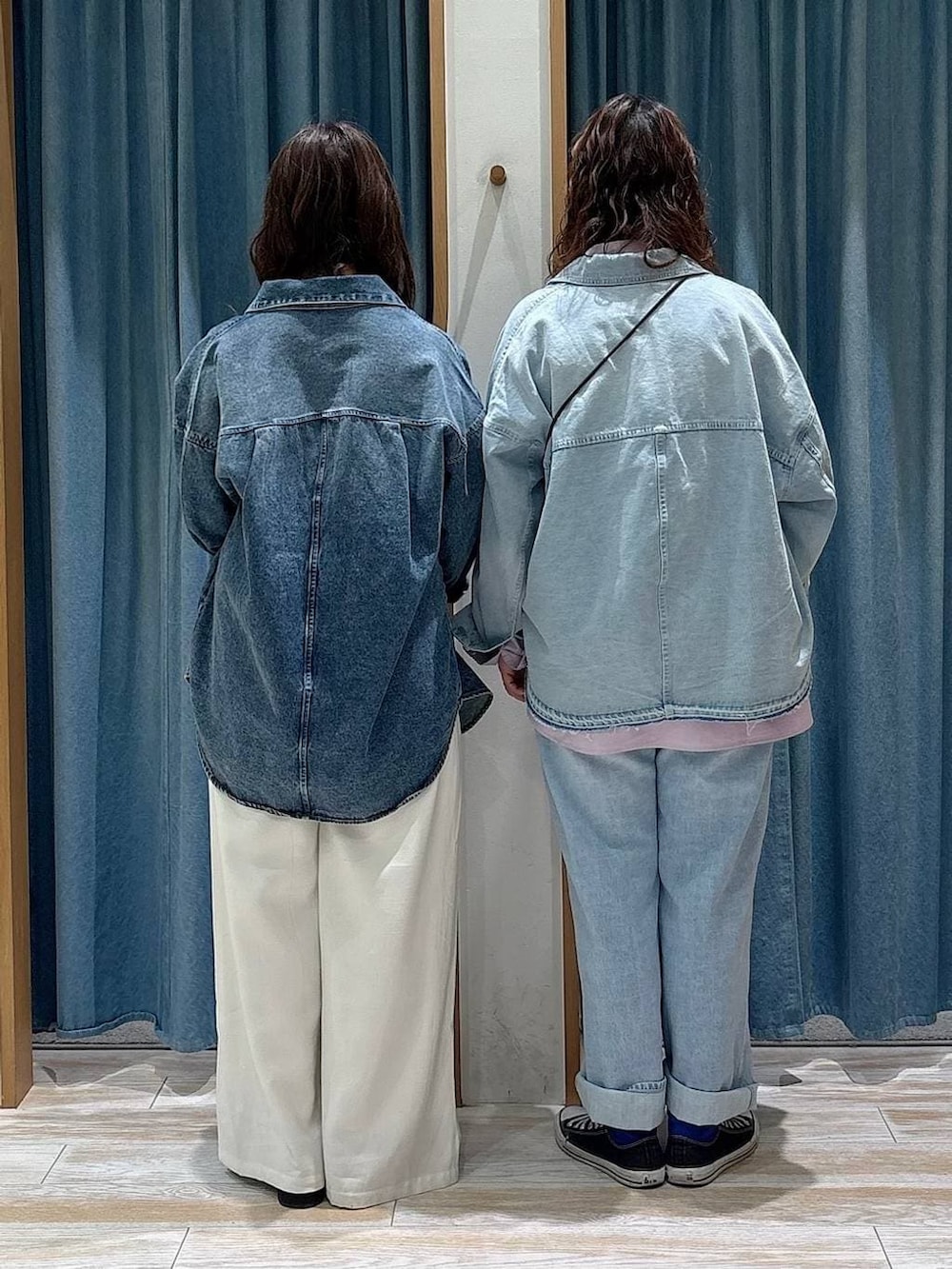 ブラウン系のショルダーバッグ、ピンク系のシャツ/ブラウス、ブラック系のローファーを着用したレディースの春コーディネートの3枚目の写真