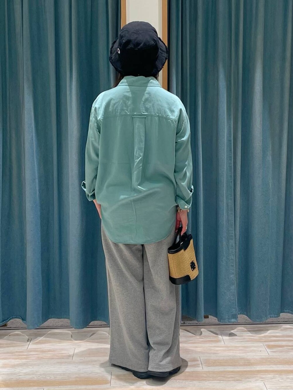 グリーン系のシャツ/ブラウス、ホワイト系のキャミソール、グレー系のスウェットパンツを着用したレディースの春コーディネートの3枚目の写真