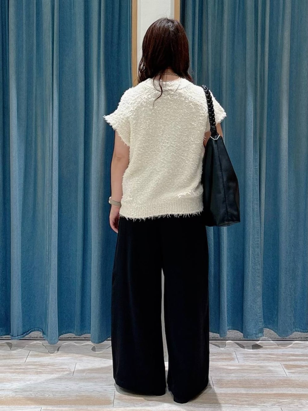 ブラック系のその他パンツ、ブラウン系のキャミソール、ブラック系のローファーを着用したレディースの秋コーディネートの3枚目の写真