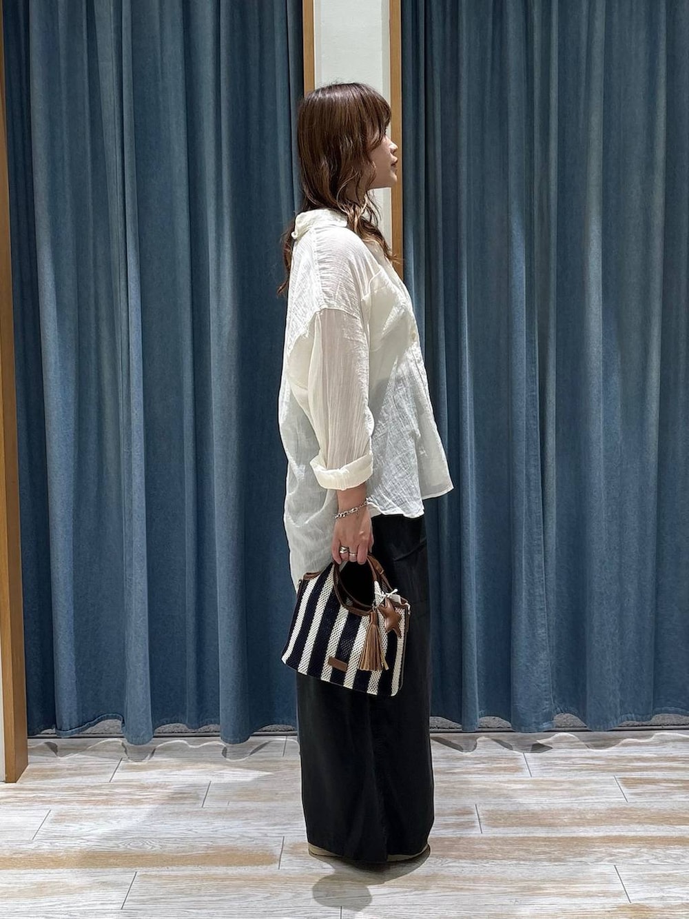 ホワイト系のシャツ/ブラウス、グレー系のその他パンツ、ブルー系のショルダーバッグを着用したレディースの夏コーディネートの2枚目の写真