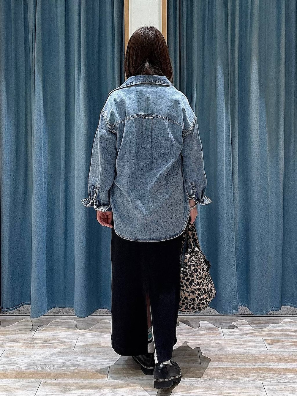 ブラック系のローファー、ブルー系のシャツ/ブラウス、ブラック系のワンピースを着用したレディースの春コーディネートの3枚目の写真