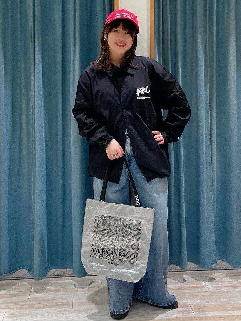 「BAYFLOW、デートコーデ、着痩せ・細見え、差し色コーデ、体型カバー、休日コーデ、ママコーデ、女子会、ゆったり、ヘルシー」｜「BAYFLOWの[2段階サイズ調整可能]アジャストワイドデニム（デニムパンツ、ブルー系）」を使った、akariさん（レディース・161cm）の冬コーディネートの4枚目の写真