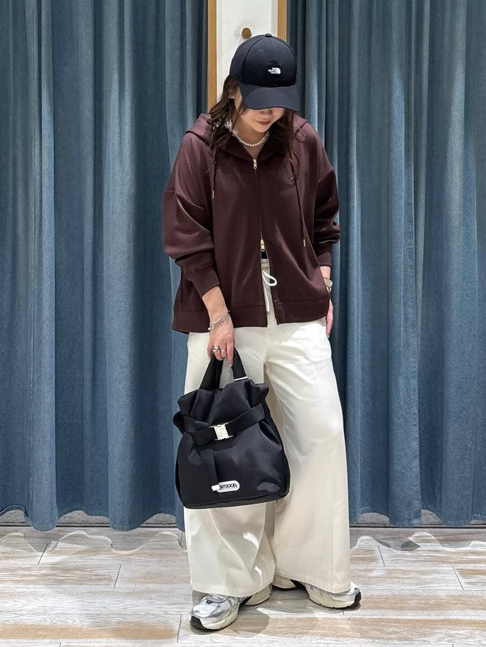 ブラック系のトートバッグ、ベージュ系のその他パンツ、ブラウン系のパーカーを着用したレディースの冬コーディネートの4枚目の写真