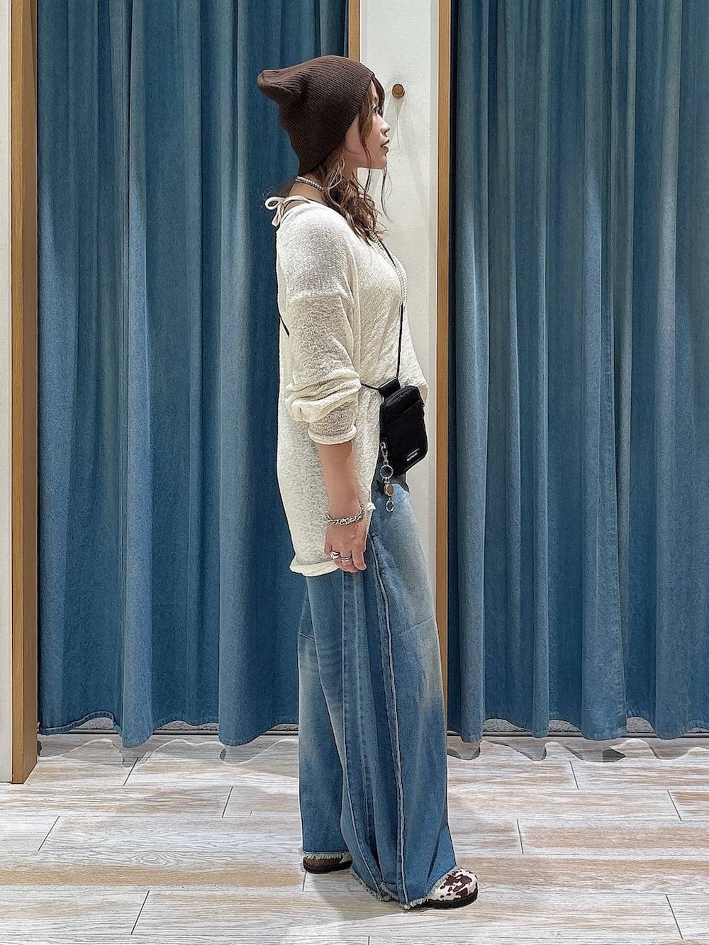 その他のその他シューズ、ホワイト系のニット/セーター、ブルー系のデニムパンツを着用したレディースの夏コーディネートの2枚目の写真