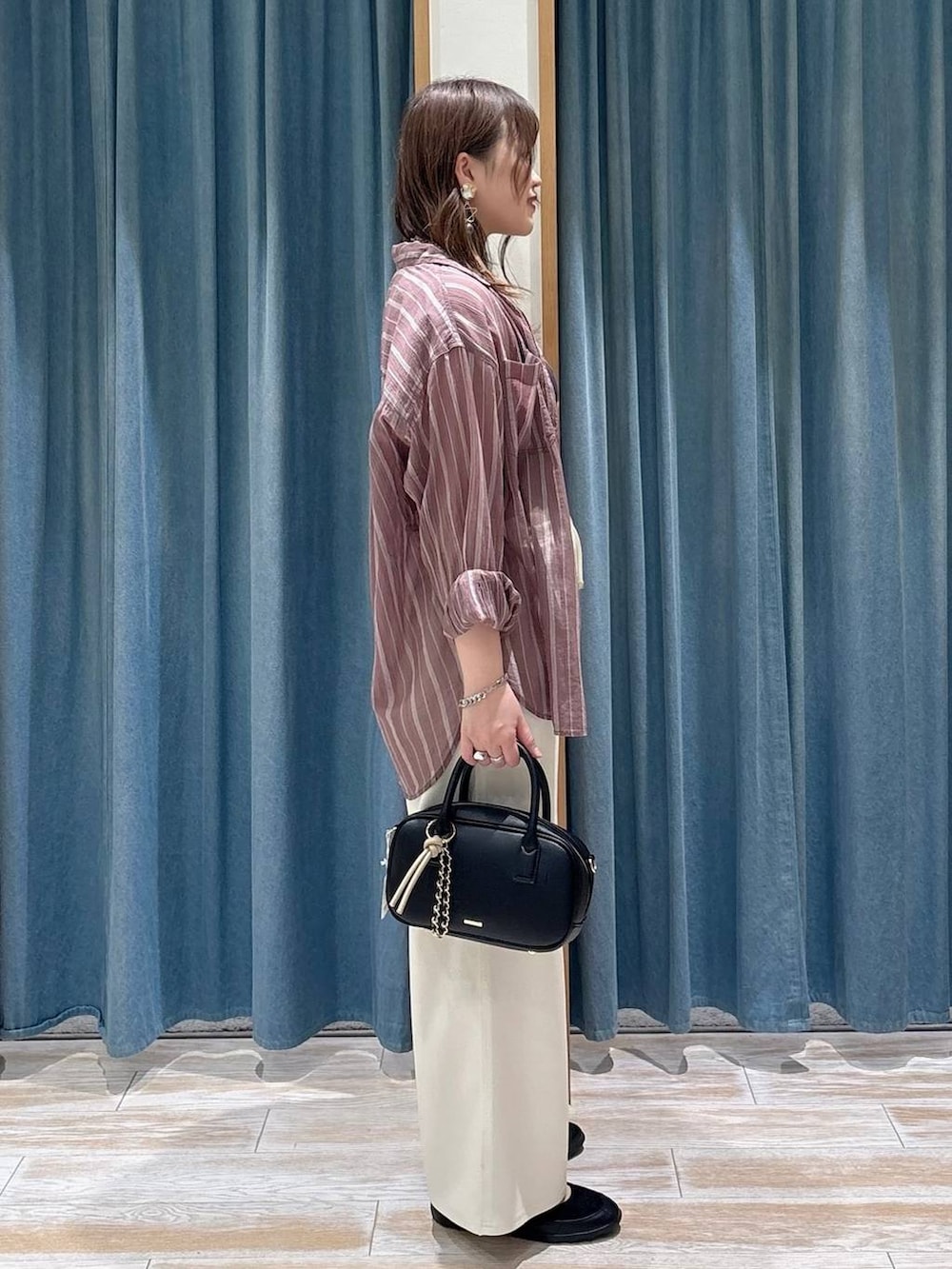 ブラウン系のシャツ/ブラウス、ホワイト系のその他パンツ、ブラック系のバレエシューズを着用したレディースの春コーディネートの2枚目の写真