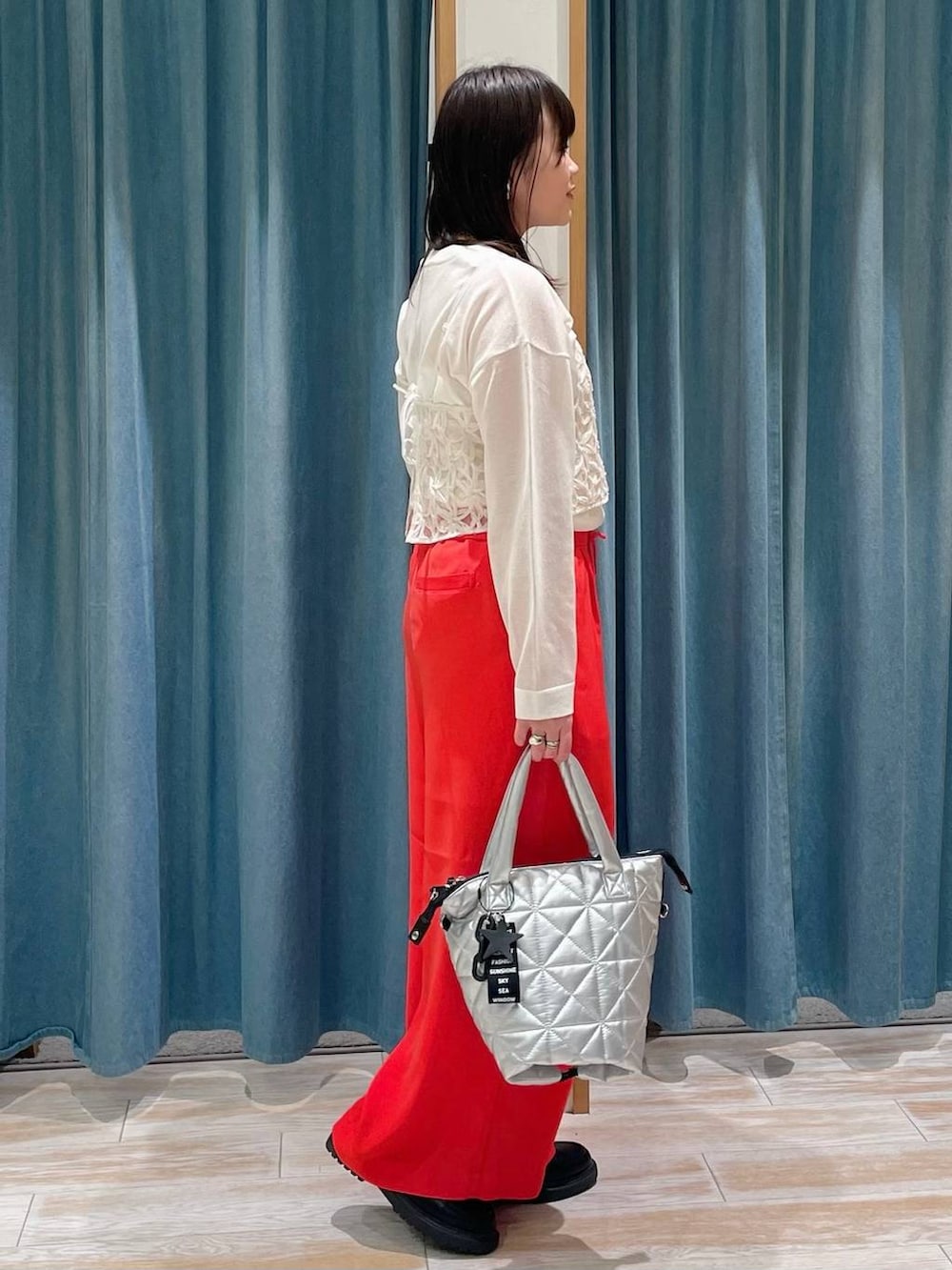 ピンク系のその他パンツ、その他のローファー、シルバー系のトートバッグを着用したレディースの冬コーディネートの3枚目の写真