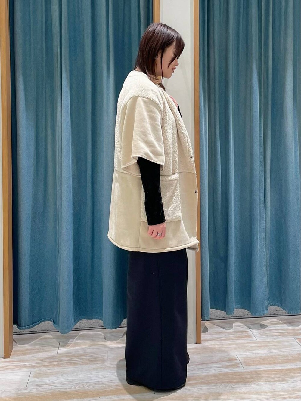 ブラック系のブーツ、ブラック系のその他パンツ、ブラック系のTシャツ/カットソーを着用したレディースの冬コーディネートの3枚目の写真