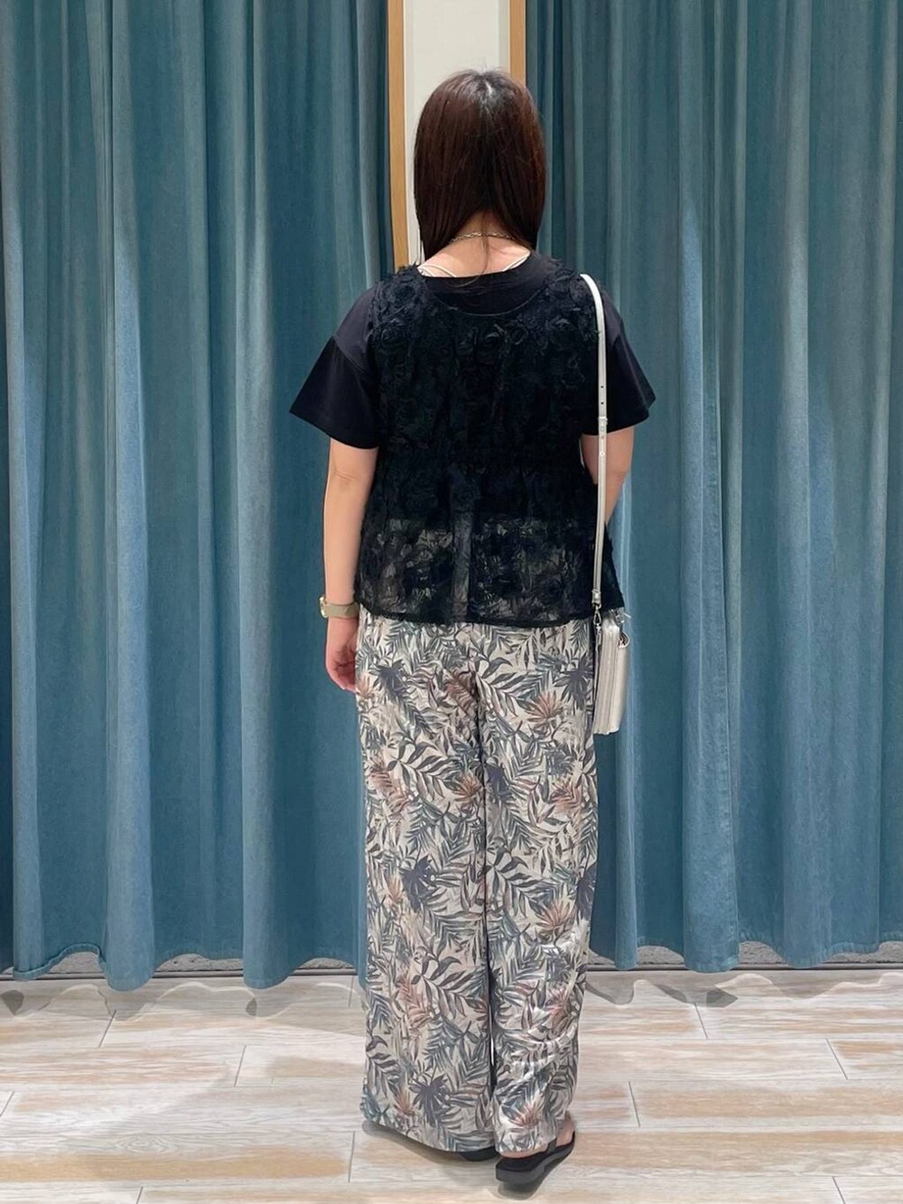 ブラック系のTシャツ/カットソー、グリーン系のその他パンツ、ブラック系のサンダルを着用したレディースの春コーディネートの3枚目の写真