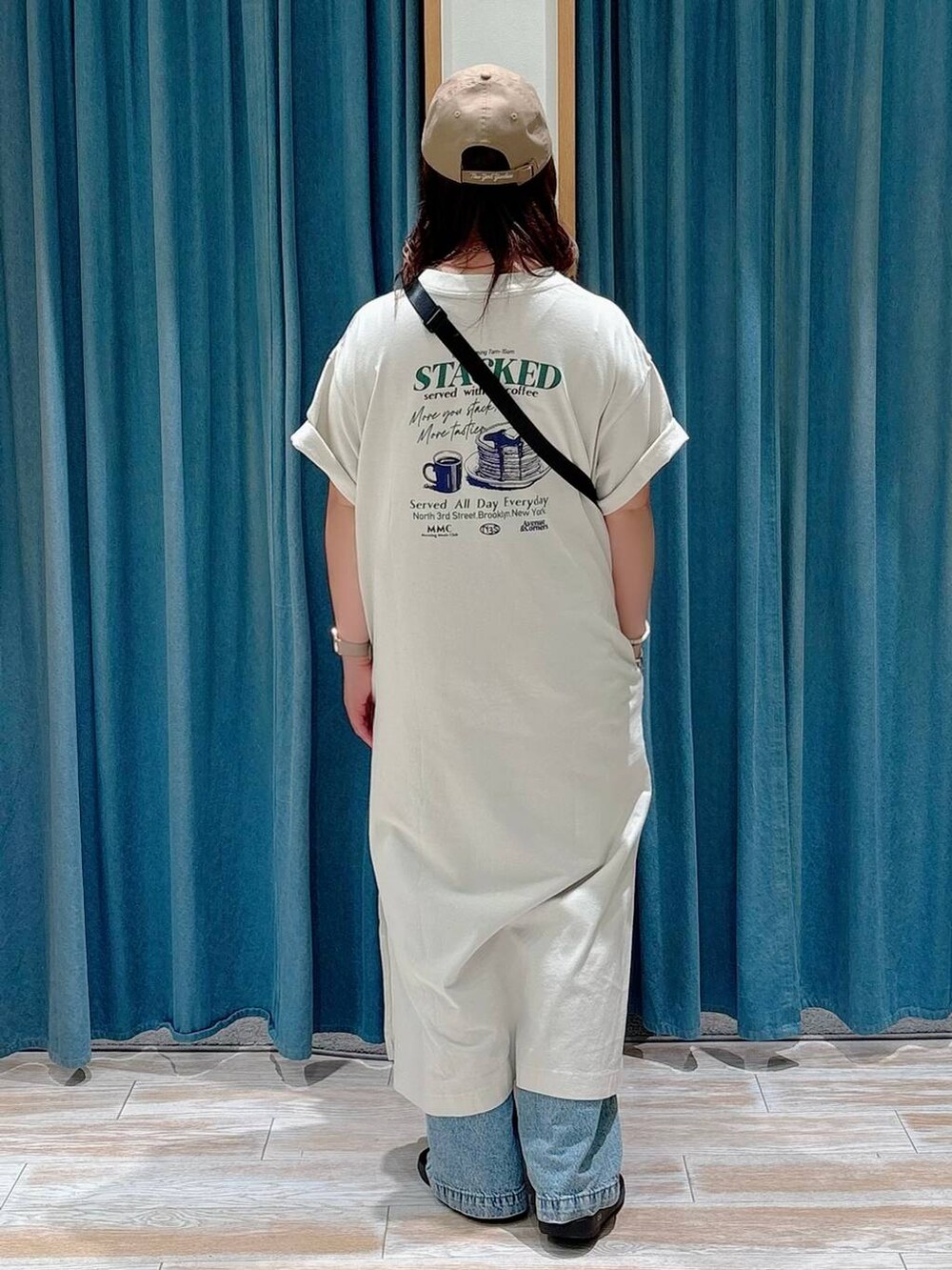 その他のショルダーバッグ、ブルー系のデニムパンツ、ベージュ系のワンピースを着用したレディースの夏コーディネートの3枚目の写真