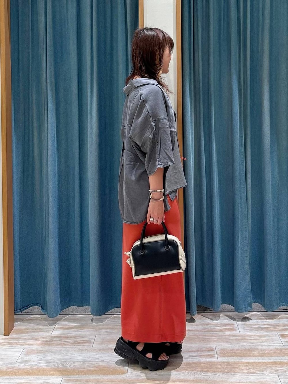 ブラック系のキャミソール、レッド系のスカート、グレー系のシャツ/ブラウスを着用したレディースの夏コーディネートの2枚目の写真