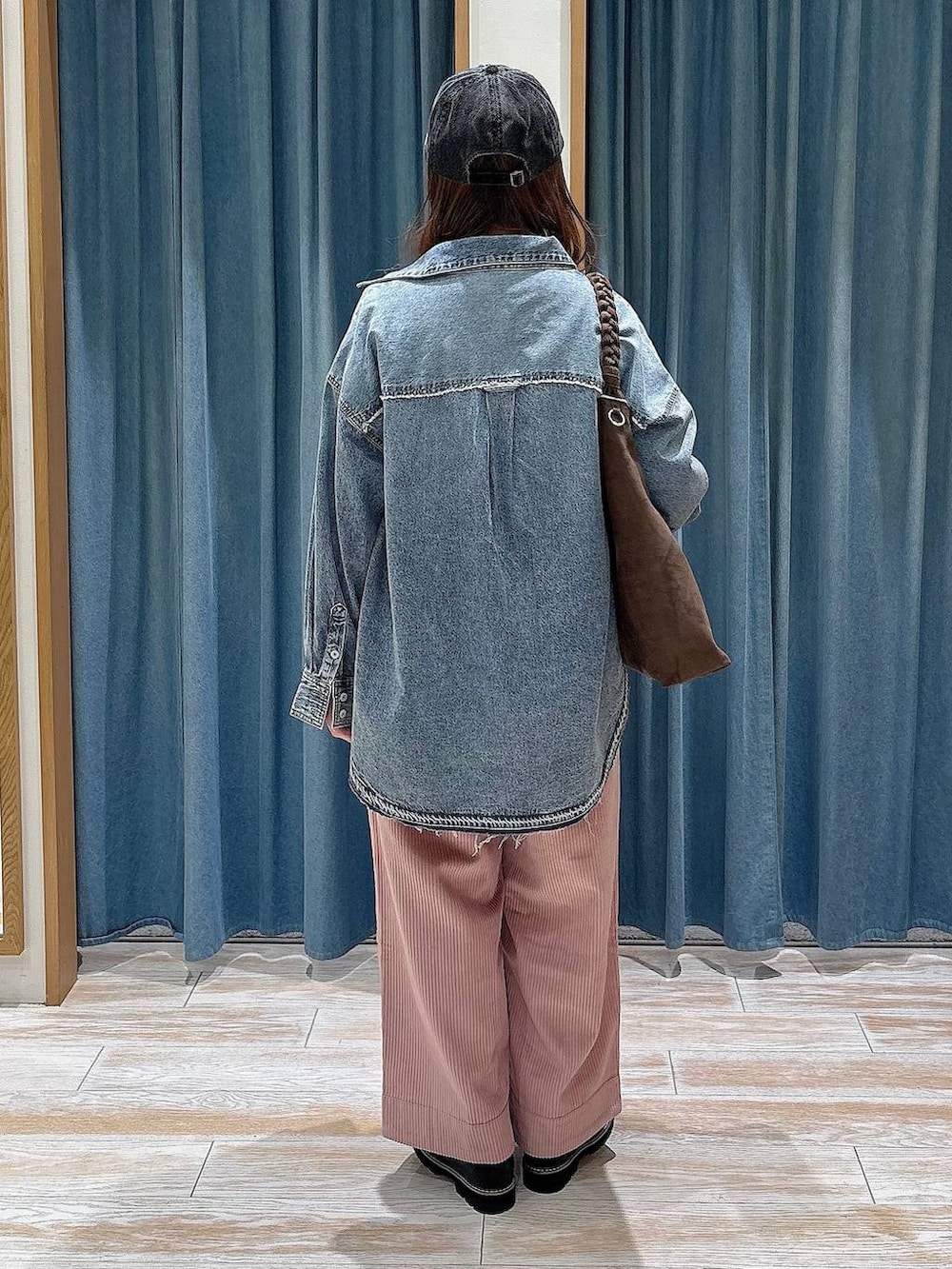 ピンク系のその他パンツ、ブルー系のシャツ/ブラウス、ホワイト系のベストを着用したレディースの秋コーディネートの3枚目の写真